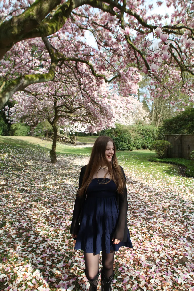 Merle Friede im Park zwischen Magnolienblüten